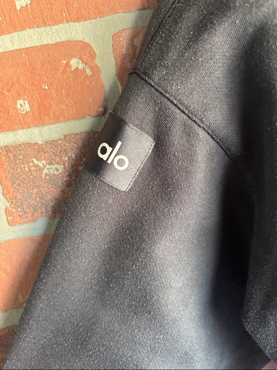 ALO Yoga Black Cropped Sweatshirt - Picture 4 of 5